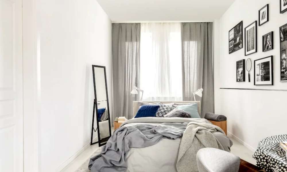Where Should the Mirror be Placed in a Small Bedroom?